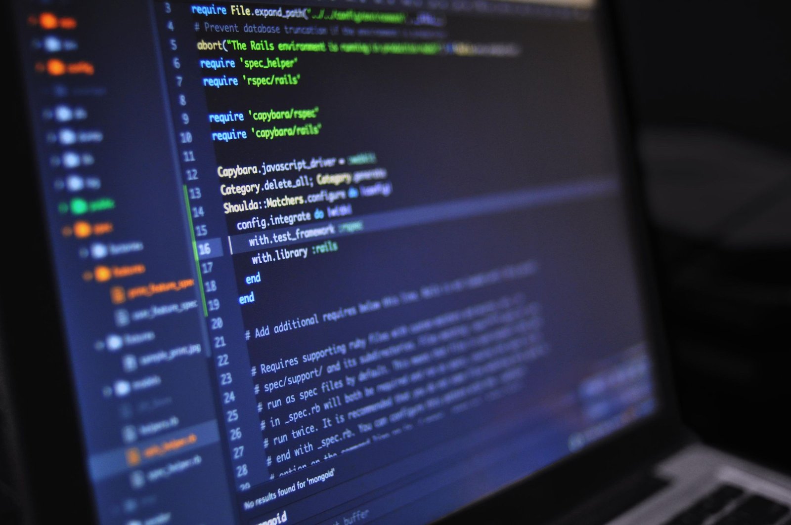 Código de programação exibido em um monitor
